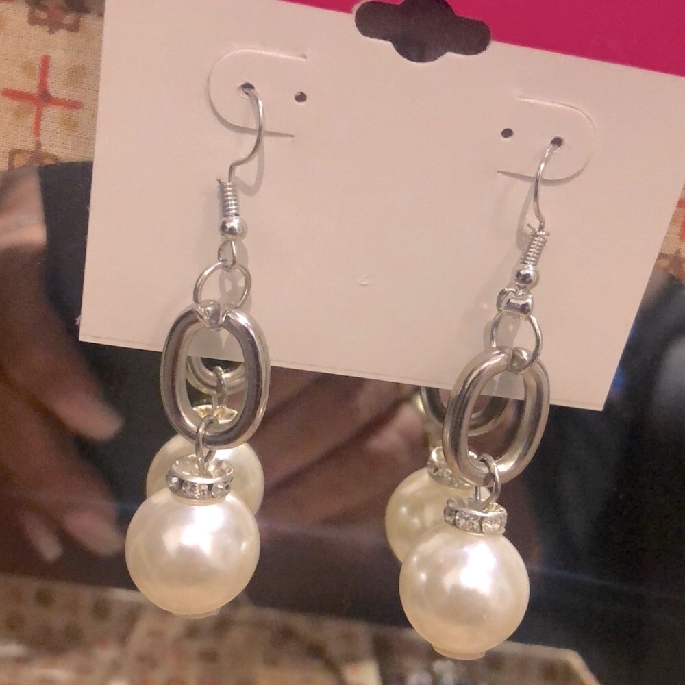 GORGEOUS Candies 🍭SIlver & Faux Pearl Earrings!!! - Picture 2 of 8